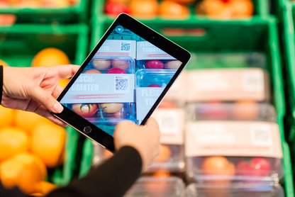 Foto zeigt Ipad, mit welchem Obst in einem Supermarkt fotografiert wird