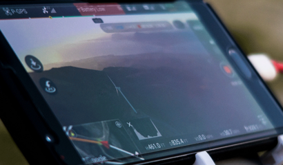 Foto eines schwarzen Smartphones mit einer beispielhaften Darstellung von IoT in der Landwirtschaft  