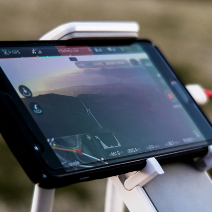 Foto eines schwarzen Smartphones mit einer beispielhaften Darstellung von IoT in der Landwirtschaft  