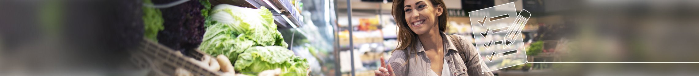 Zur Darstellung des Shopper Insights Trainings zeigt das Bild eine junge Frau, die mit einem Tablet in der Hand vor einem Regal in der Frischeabteilung eines Supermarktes steht