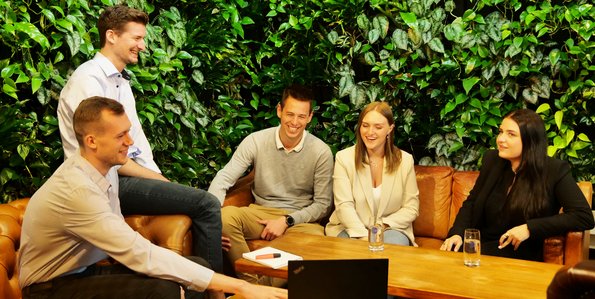 Eine Gruppe von Trainees und Azubis bei GS1 Germany