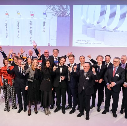 Foto der Gewinner des Wissenschaftspreises 2020 feiernd auf der Gala