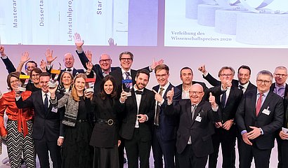Foto der Gewinner des Wissenschaftspreises 2020 feiernd auf der Gala