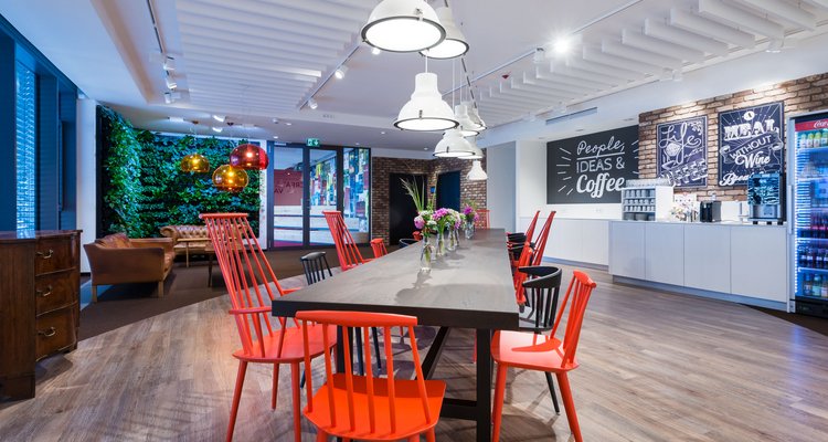 Fotografie Innovation Center - Lange, bunte Tafel zum kreativen Austausch