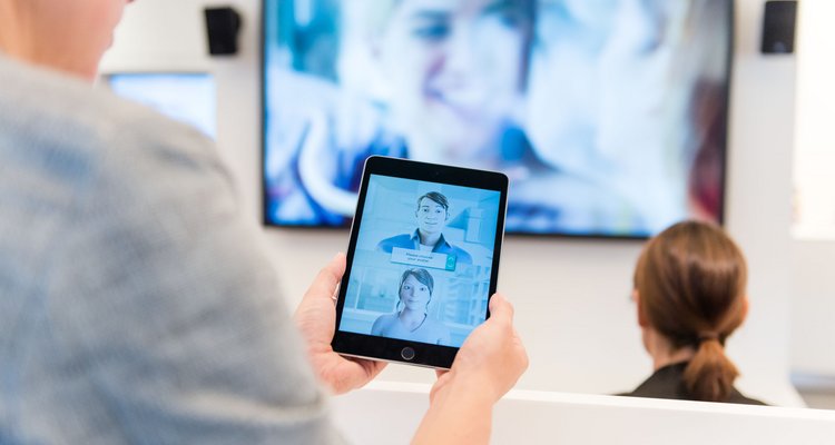 Fotografie Shopper Experience - Eine Frau hält ein iPad und hat die Wahl zwischen zwei Avataren