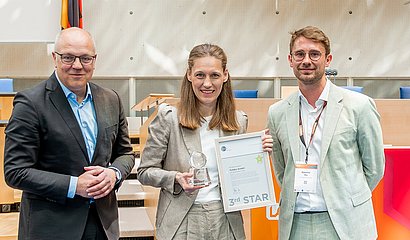 Lean and Green Auszeichnung auf der LOG 2026 in Bonn. Mit Ingo Wolters (GS1 Germany), Laura Andersch (Tchibo GmbH) und Aljoscha Rix (GS1 Germany)
