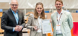Lean and Green Auszeichnung auf der LOG 2026 in Bonn. Mit Ingo Wolters (GS1 Germany), Laura Andersch (Tchibo GmbH) und Aljoscha Rix (GS1 Germany)