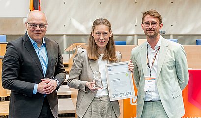 Lean and Green Award 2026 Tchibo Lean and Green Auszeichnung auf der LOG 2026 in Bonn. Mit Ingo Wolters (GS1 Germany), Laura Andersch (Tchibo GmbH) und Aljoscha Rix (GS1 Germany)
