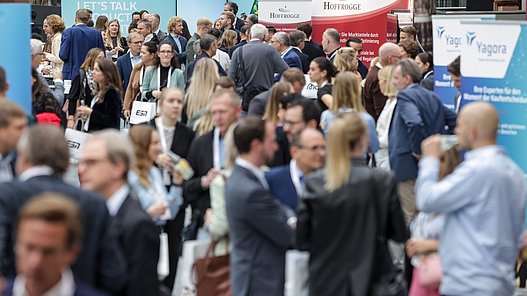GS1 Events: Deine Chance als Sponsor und Aussteller im Bereich Cosumer Goods und FMCG Blick auf die Ausstellerfläche bei ECR iN MOTiON
