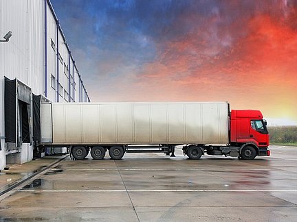 Ein LKW an einer Laderampe