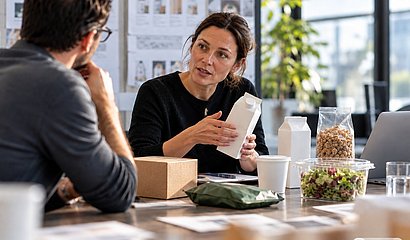 Expert:innen diskutieren verschiedene Verpackungsarten und Anforderungen der PPWR an Produkt- und Verpackungsdaten.