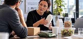 Expert:innen diskutieren verschiedene Verpackungsarten und Anforderungen der PPWR an Produkt- und Verpackungsdaten.