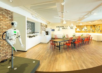 GS1 Innovations Center: Vorraum mit Roboter