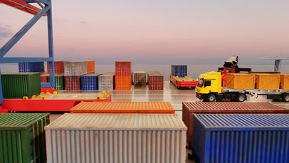 Containerhafen bei Sonnenuntergang mit beladenem Lkw
