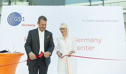 Fotografie: Jörg Pretzel, Geschäftsführer GS1 Germany, und Elfi Scho-Antwerpes, erste Bürgermeisterin der Stadt Köln, zerschneiden gemeinsam das rote Band und eröffnen das komplett neu konzipierte Knowledge Center