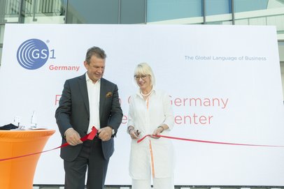 Fotografie: Jörg Pretzel, Geschäftsführer GS1 Germany, und Elfi Scho-Antwerpes, erste Bürgermeisterin der Stadt Köln, zerschneiden gemeinsam das rote Band und eröffnen das komplett neu konzipierte Knowledge Center