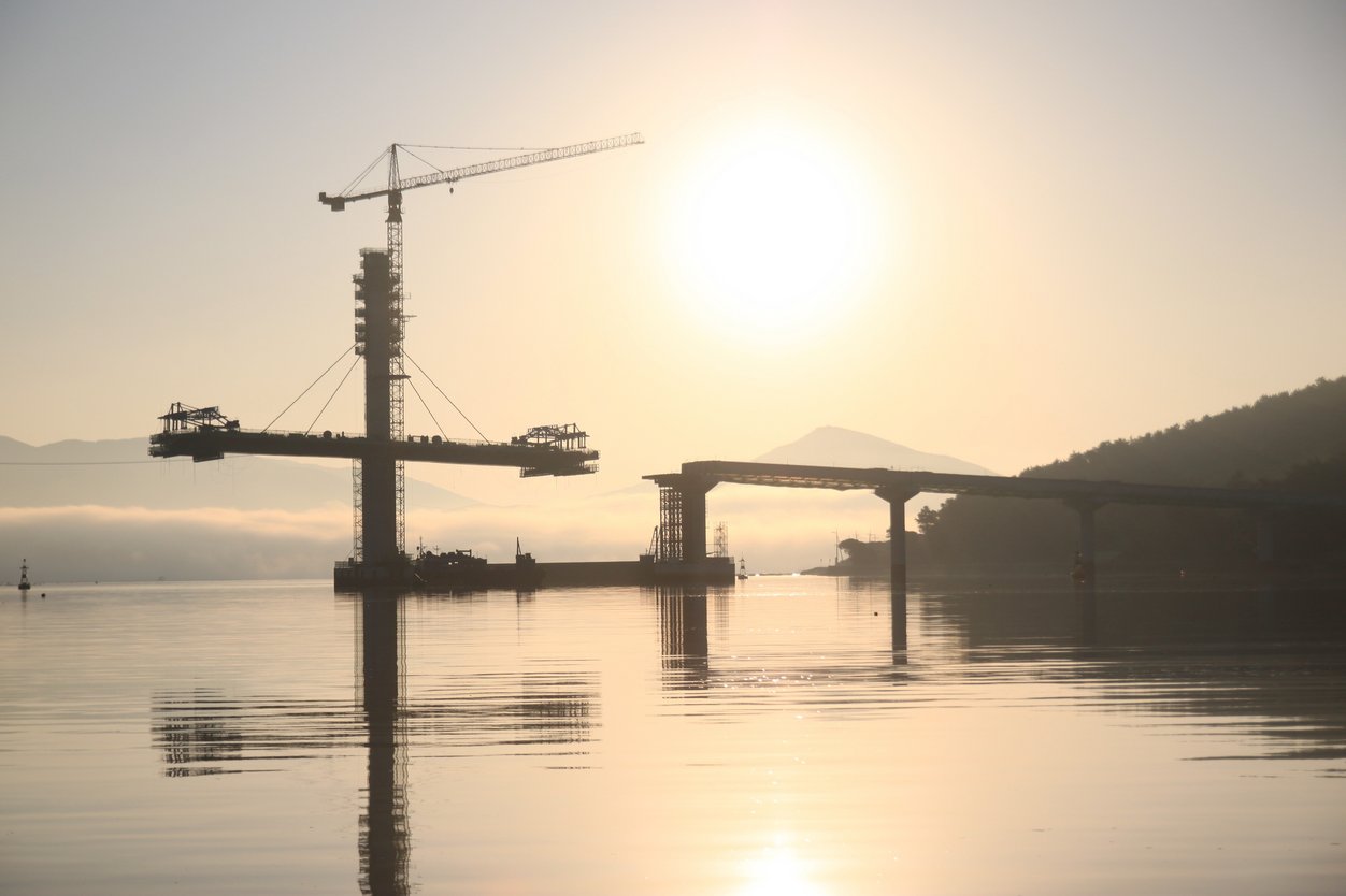 Foto: Brückenbau als Übergang über Wasser 