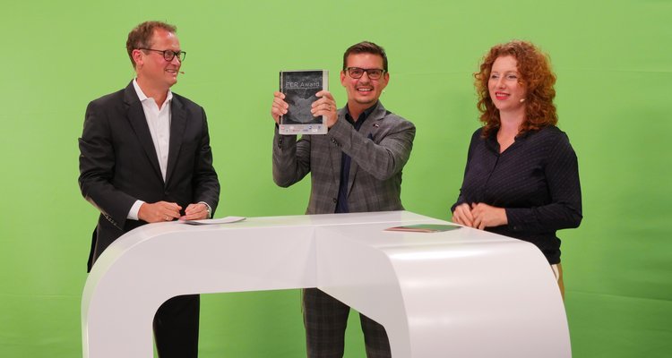 Greenscreen Technik und Moderationstresen im GS1 Germany Knowlegde Center