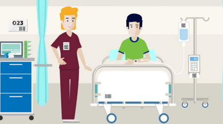 Eine Krankenschwester steht neben einem Mann der im Krankenbett liegt
