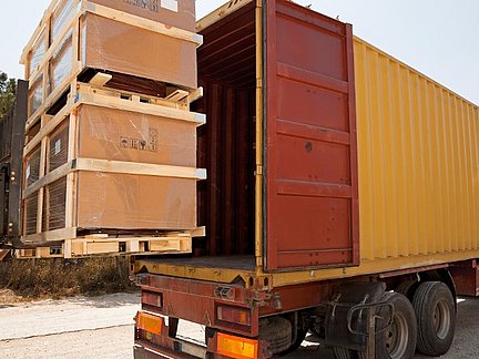 Mehrwegsystem im Einsatz: passgenaue Beladung eines LKWs.