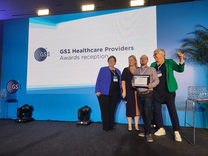 Siegerfoto beim GS1 Healthcare Provider Case Study Award 2023 auf der Bühne mit vier Personen