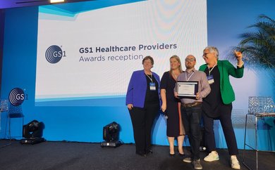 Siegerfoto beim GS1 Healthcare Provider Case Study Award 2023 auf der Bühne mit vier Personen