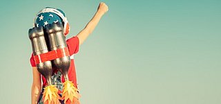 Ein Junge steigt mit einer Rakete in den Himmel als Symbol für Start-ups