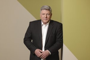 Portraitfoto Thomas Fell vor grünem Hintergrund