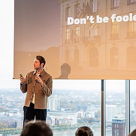 Christoph Goeken bei einem Vortrag zum Thema strukturierte Produktdaten im KI-Zeitalter