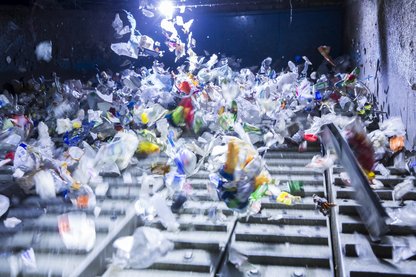 Plastik-Abfall in Sortieranlage für Kunststoffe als Vorstufe zum Recycling von Kunststoffverpackungen