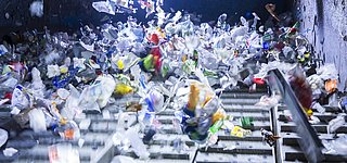 Plastik-Abfall in Sortieranlage für Kunststoffe als Vorstufe zum Recycling von Kunststoffverpackungen
