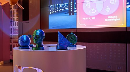 Futuristisch gestaltete Räume und Dekoration in der Metaverse Experience by GS1 Germany