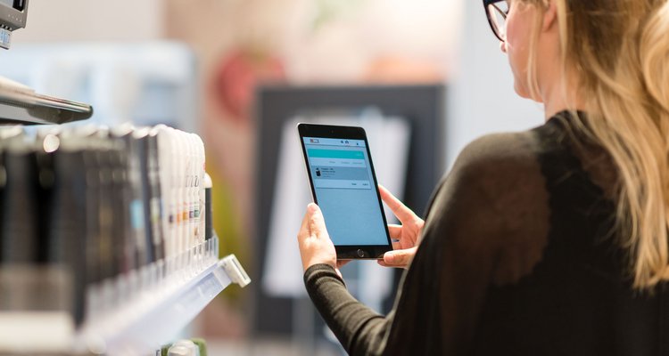 Fotografie Shopper Experience - Kundin scannt ein Produkt im Supermarkt und erhält dadurch Zusatzinformationen