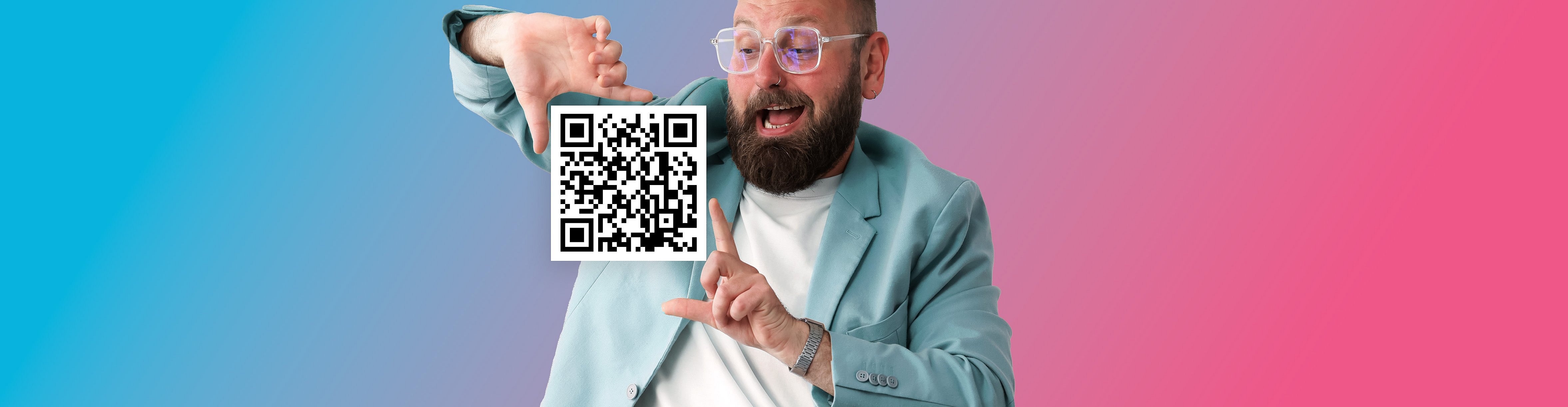 Ein junger Mann hält mit einem GS1 QR-Code