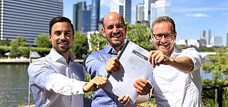 Die drei Gründer von Cyreen, Ciril Hofmann, Davide Scheidegger und Benedict Boos zeigen die im Journal of Marketing veröffentlichte Studie.