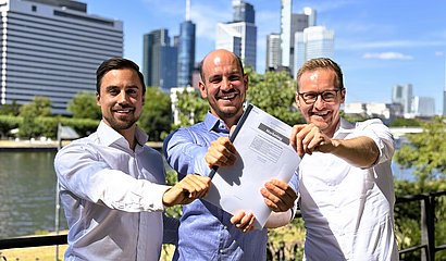 Die drei Gründer von Cyreen, Ciril Hofmann, Davide Scheidegger und Benedict Boos zeigen die im Journal of Marketing veröffentlichte Studie.
