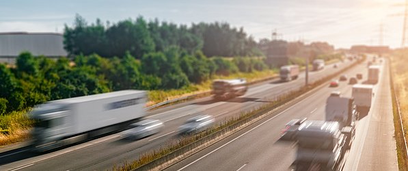 Autobahn LKW und Autos beim Sonnenaufgang