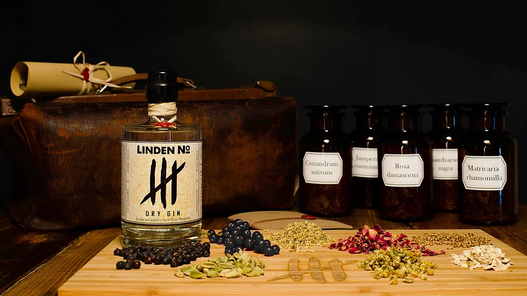 Foto der Flasche Linden No. 4 und der Botanicals