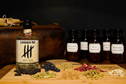 Foto der Flasche Linden No. 4 und der Botanicals