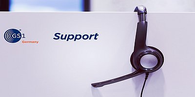 Bild Kontakt Headset an einem Bildschirm mit einem GS1 Germany Logo