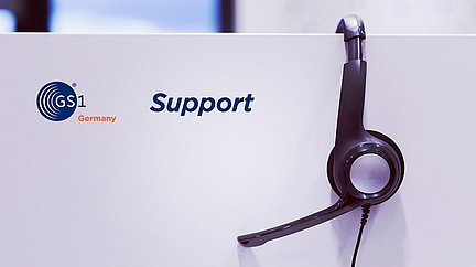 Bild Kontakt Headset an einem Bildschirm mit einem GS1 Germany Logo