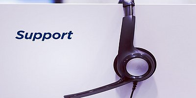 Bild Kontakt Headset an einem Bildschirm mit einem GS1 Germany Logo