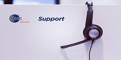 Headset an einem Bildschirm mit einem GS1 Germany Logo