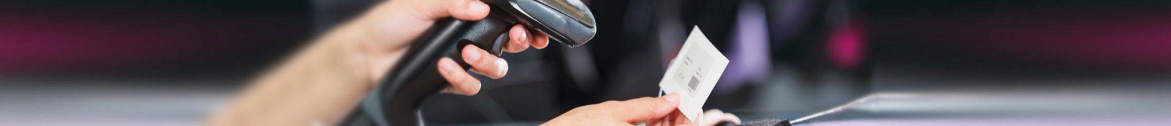 Eine GTIN auf einem Produkt wird im Barcode gescannt