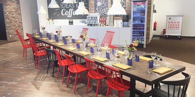 Fotografie Innovation Center: Catering an langer Tafel