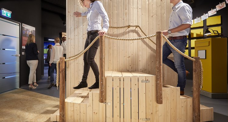 Technologies Experience - Zwei Personen laufen eine kleine Treppe auf und ab