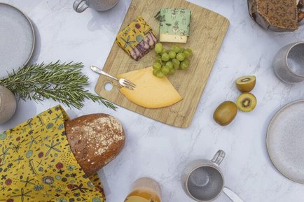 Frühstückstisch mit Produkten verpackt in Wachsling Bienenwachstücher