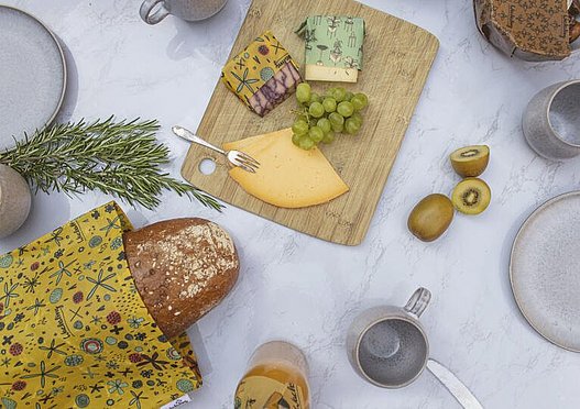 Frühstückstisch mit Produkten verpackt in Wachsling Bienenwachstücher