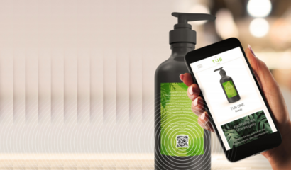 Produktabbildung einer Kosmetikflasche inklusive Barcode auf einem Smartphone