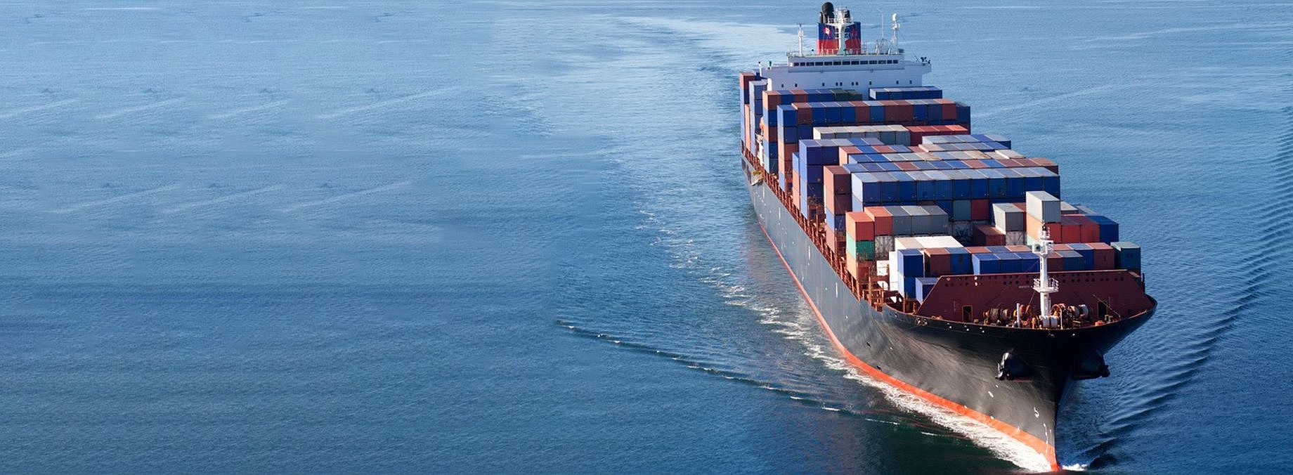 Ein großes Containerschiff auf dem Meer